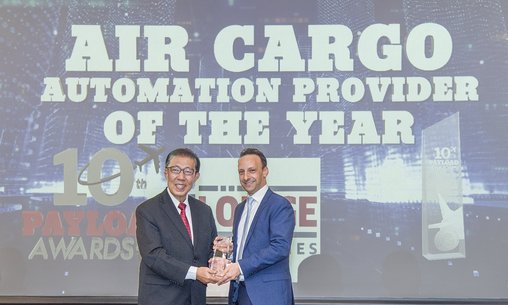 Mr Steven Lee, Chairman of SAAA@Singapore hands over the award to Nicholas Tripptree Mr Steven Lee, Chairman of SAAA@Singapore hands over the award to Nicholas Tripptree