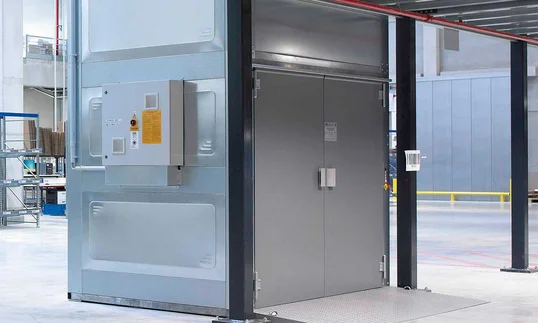 In the case of this SHERPA goods lift, the control cabinet is attached directly to the shaft (standard).